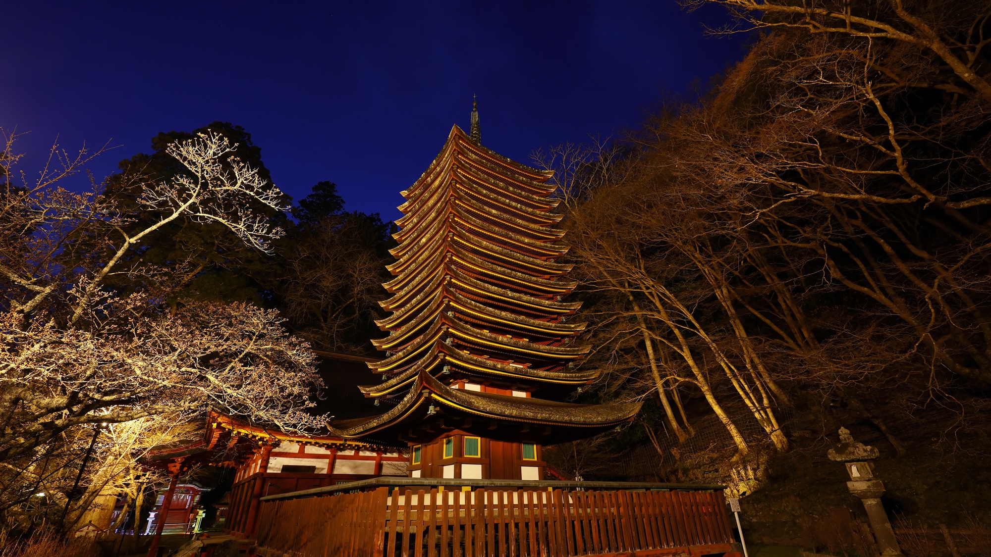 十三の塔を見上げて