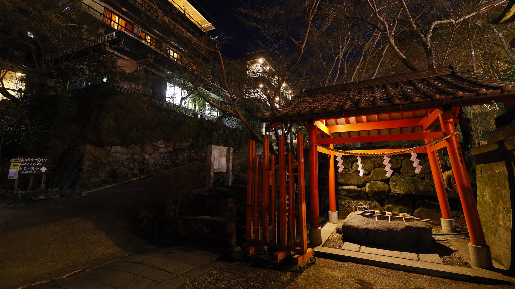 神社入り口とホテルの距離