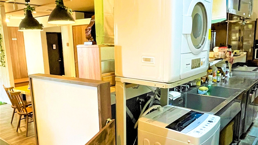 ・【ランドリースペース】長期滞在にも嬉しい！洗濯機と乾燥機がご利用可能です