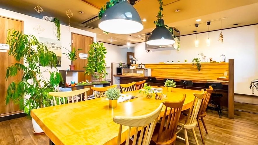 ・【リビング】トチの一枚板のテーブルが印象的な緑溢れる明るいリビングスペース