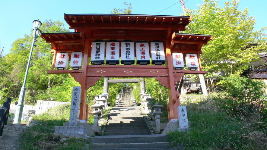 #【蔵王温泉街】風情ある温泉街の鳥居。石段の先には酢川温泉神社がございます。