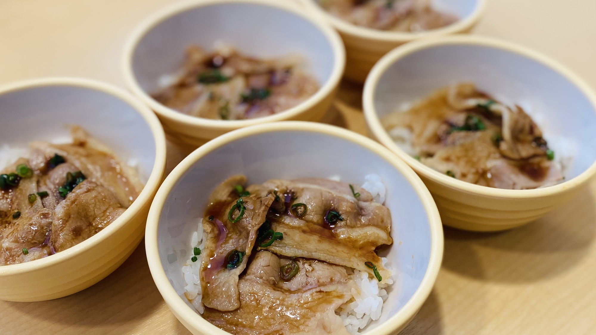 朝食イメージ（豚丼）