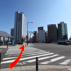 アクセス⑤桜木町駅入口交差点(横浜桜木郵便局の角)の横断歩道を渡る