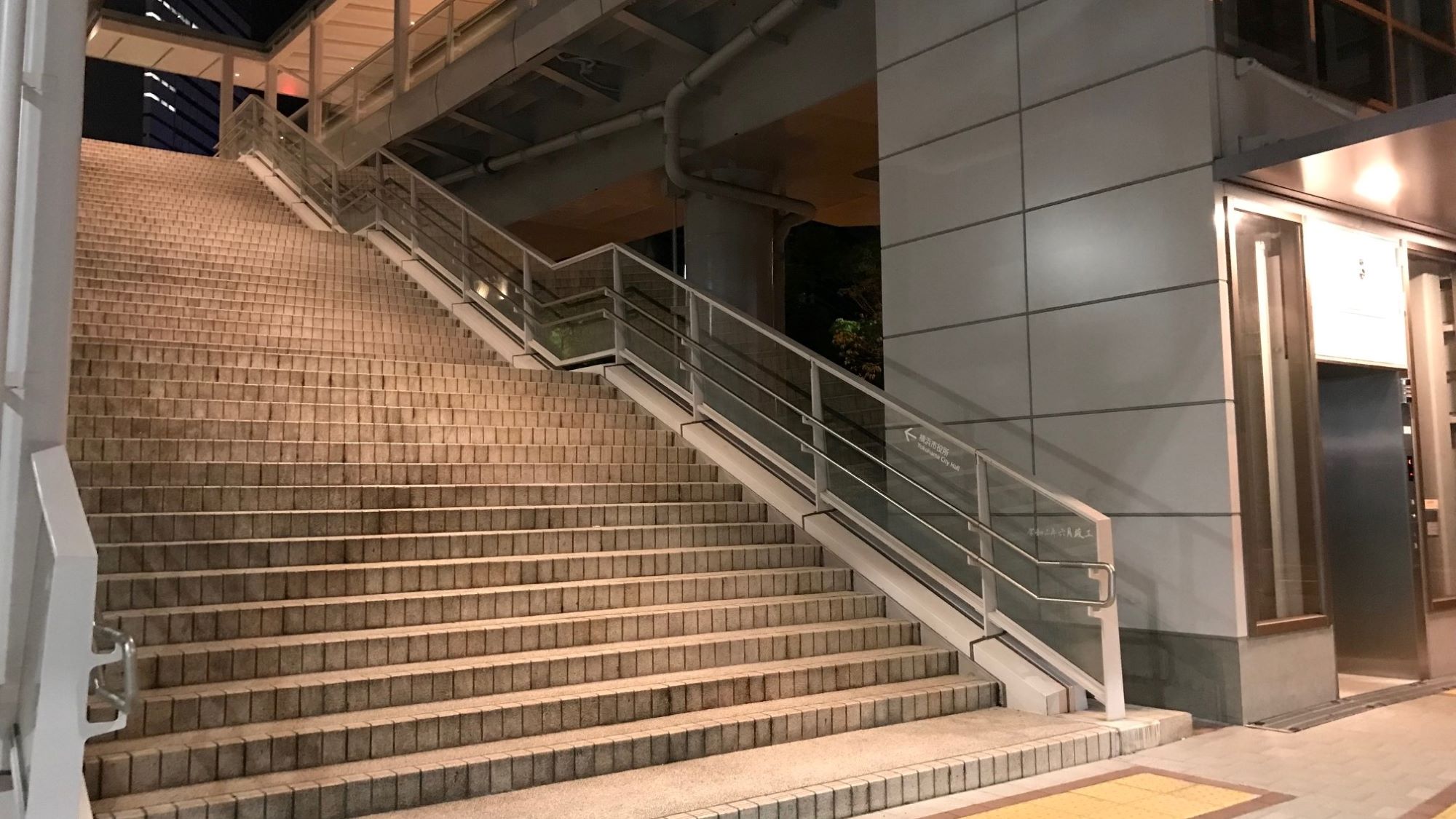 NEW!【アクセス】③桜木町駅新南口デッキ階段＆エレベーターの様子です
