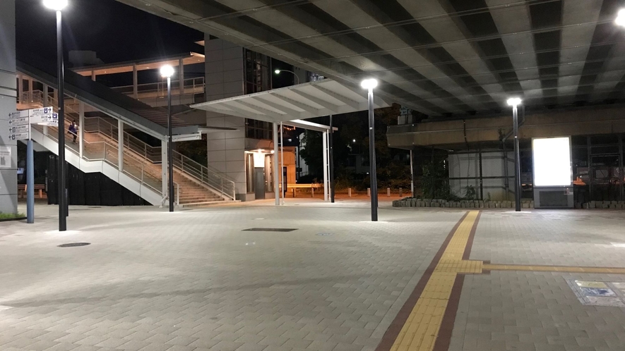 NEW!【アクセス】②桜木町駅新南口、左側の階段を上りすぐ右へ進みます