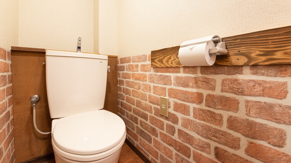 客室一例：各客室にトイレを完備しております。プライベートな空間で周りを気にせずお過ごしいただけます。