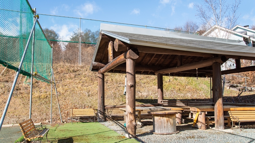 BBQハウス：屋外BBQで思い出作り！屋根付きのため雨天時でも利用可能。※利用期間4月～10月のみ