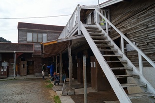 ２階への階段と１階の馬小屋