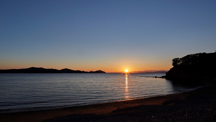 【夕日に染まる浜からの夕日】刻々と変わる空の色がとても幻想的なサンセットをお愉しみいただけます