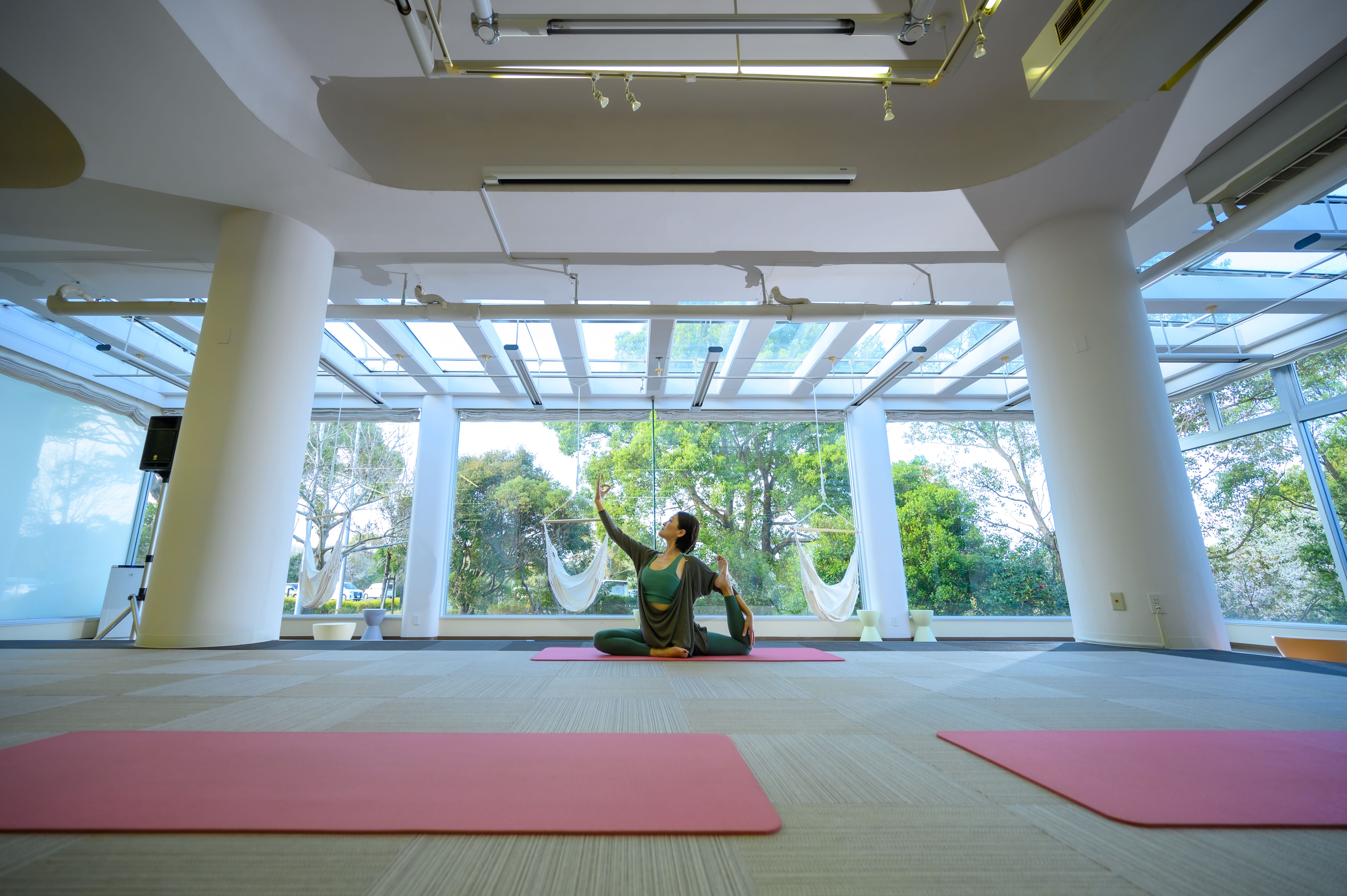 【ヨガ】緑に囲まれたガーデンルームでリラックス