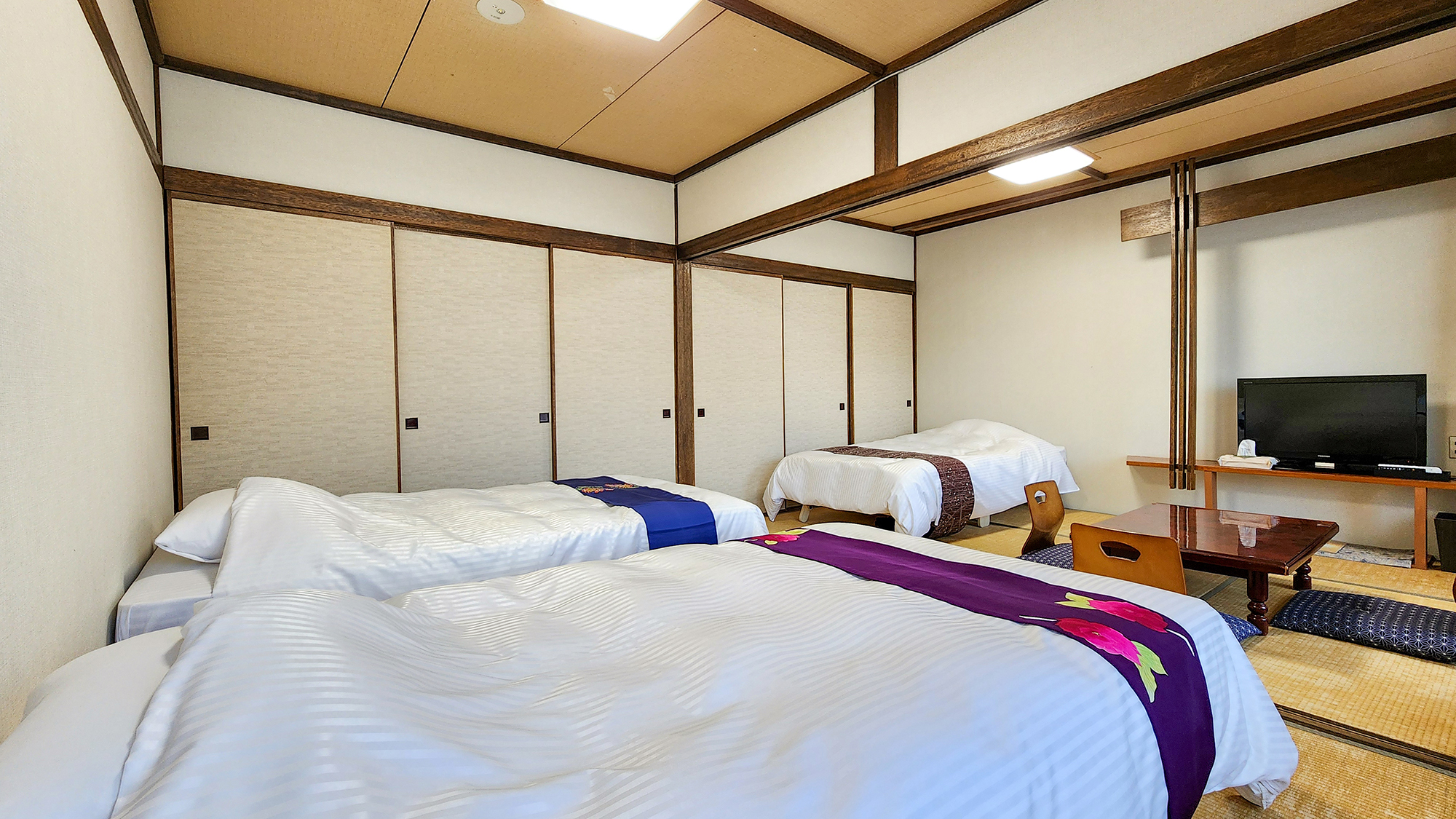 #【16畳】 2間続きのお部屋は人数に合せてベットの数を調整します