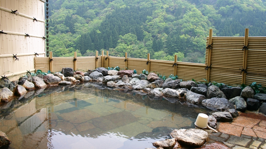 *露天風呂からは緑豊かな猿倉山と雄大な神通峡が目の前にご覧いただけます