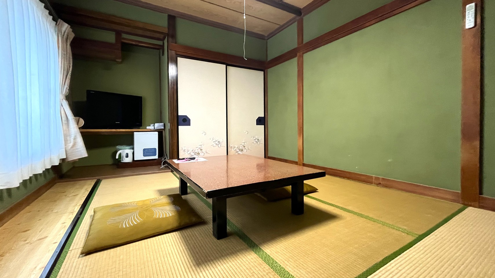 *和室6畳（客室一例）/心落ち着く和の空間。小型テレビや冷蔵庫、電気ポットの設備もございます。