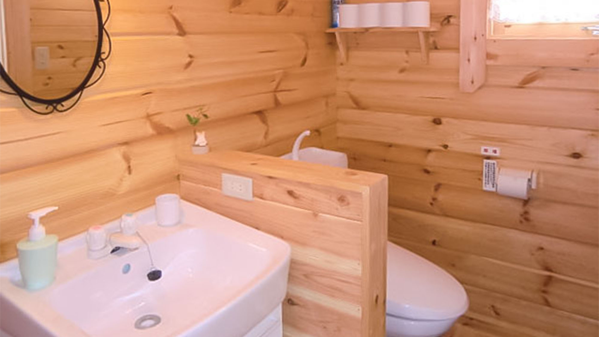 ・＜はづき＞洗面所とトイレまで木で統一されています