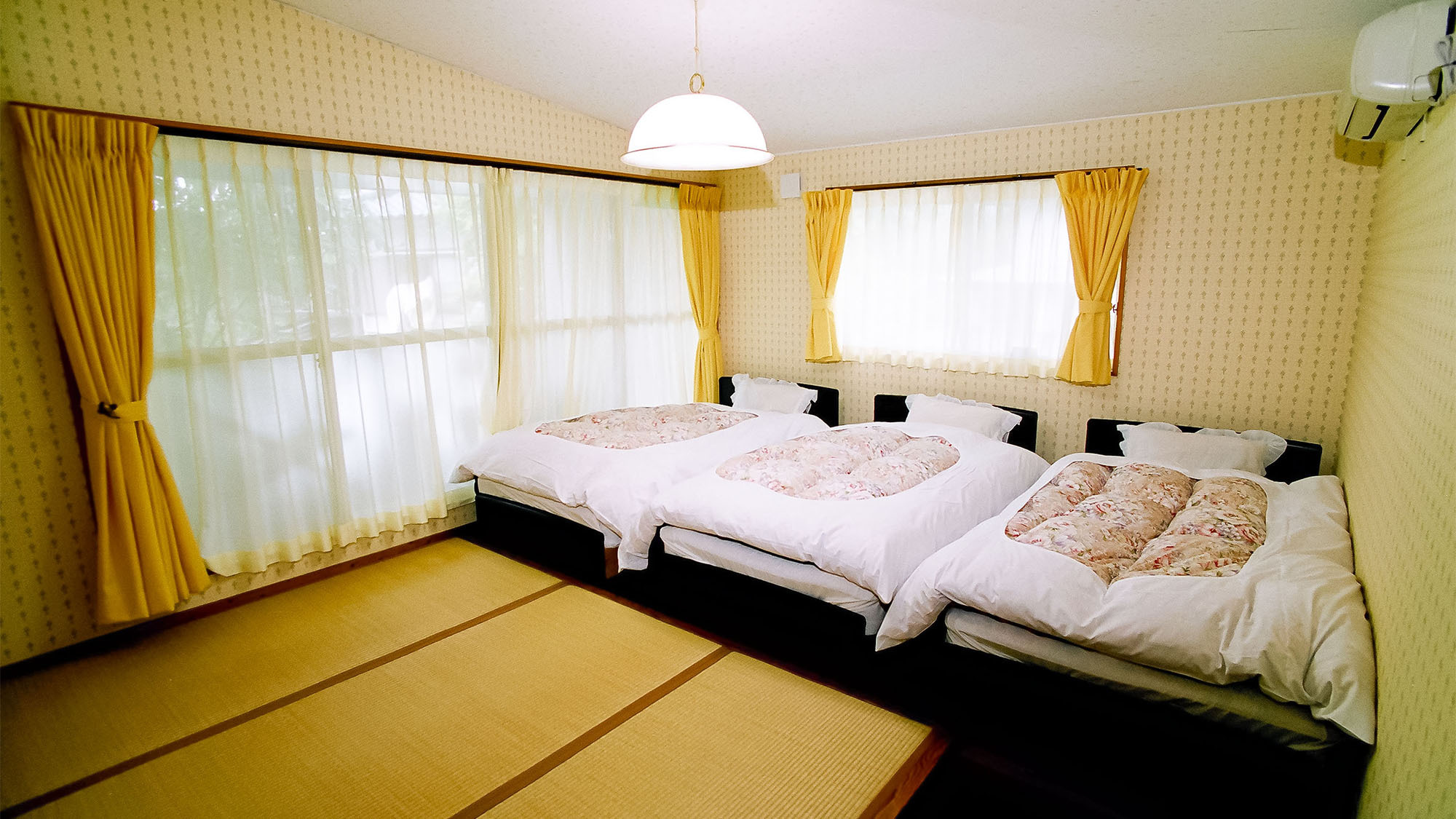 ・＜さぎり＞畳の寝室。ベッド3つと布団を敷けるスペースがあります