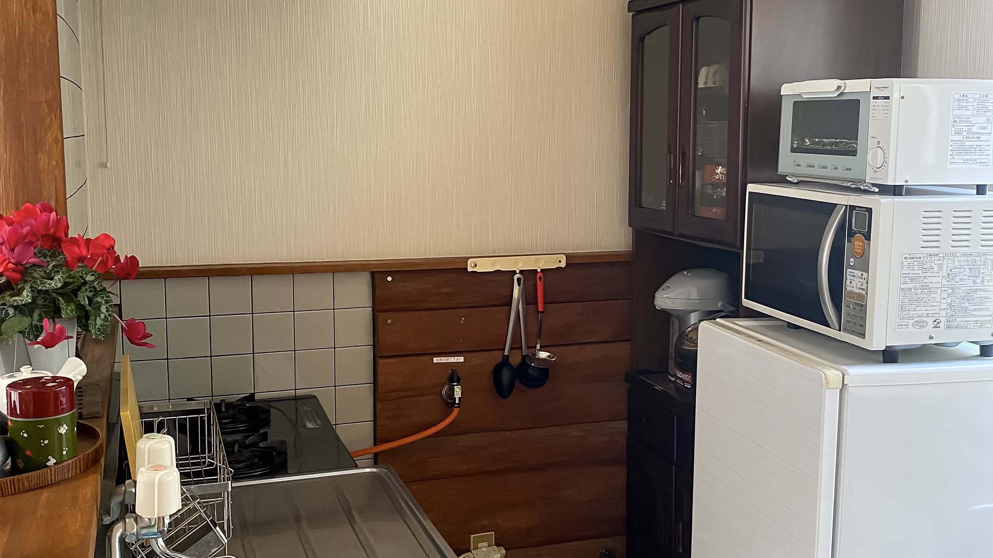 ・＜さぎり＞使いやすいサイズのキッチン。冷蔵庫や電子レンジもございます