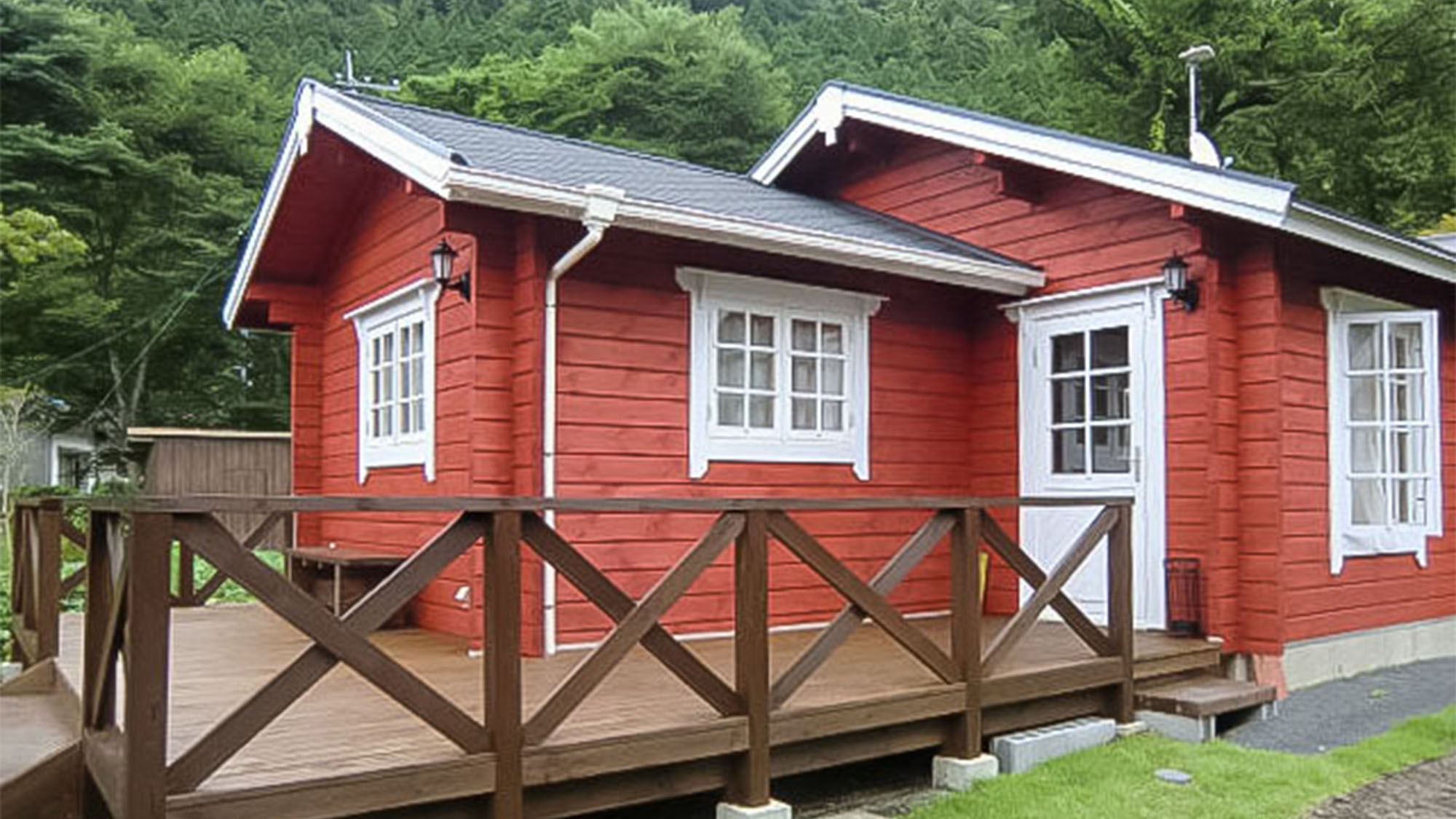 ・＜やよい＞かわいい赤い壁のログハウス。広いデッキでBBQもできます