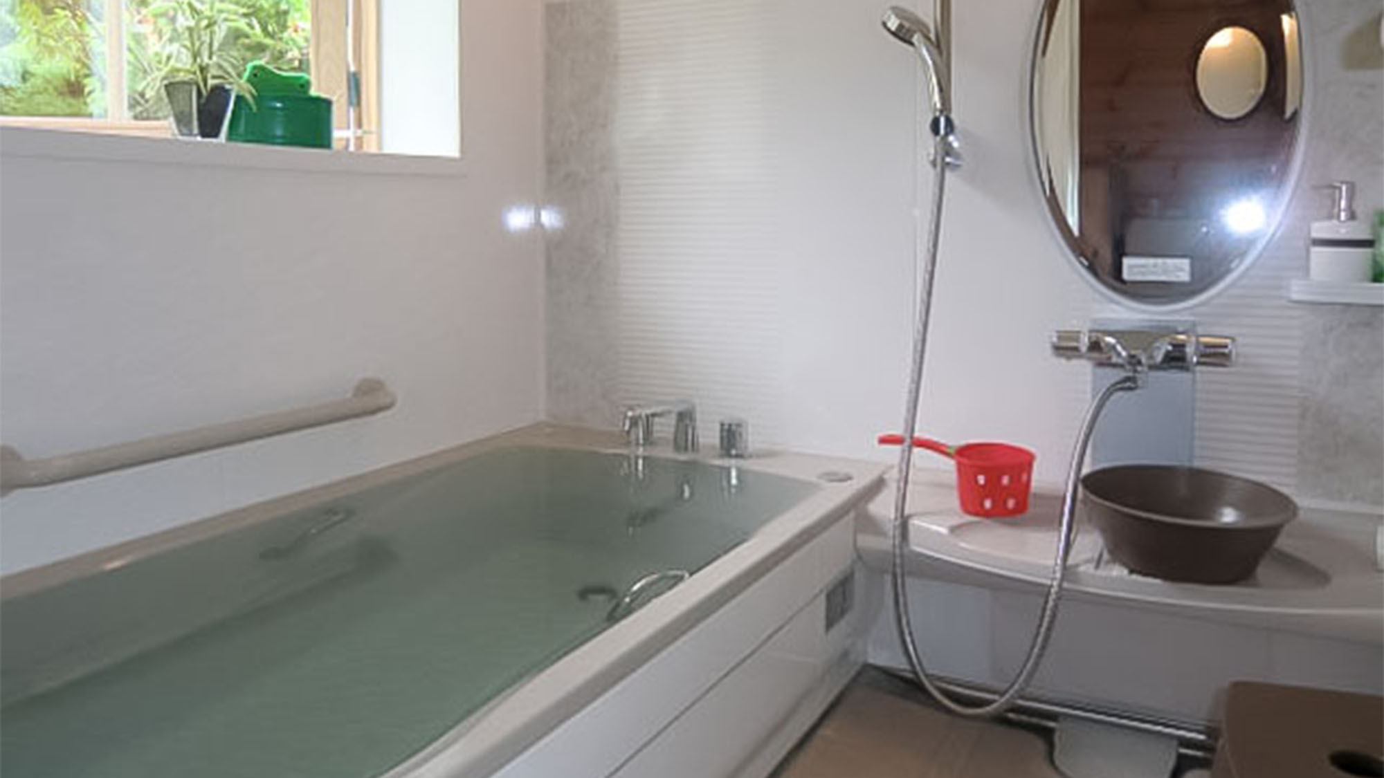 ・＜はづき＞大好評の温泉の内湯。お好きな時間に温泉を何度でも堪能いただけます