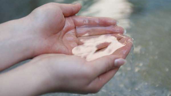 無味無臭で無色透明のお湯は、お肌に潤いと張りを与えてくれます