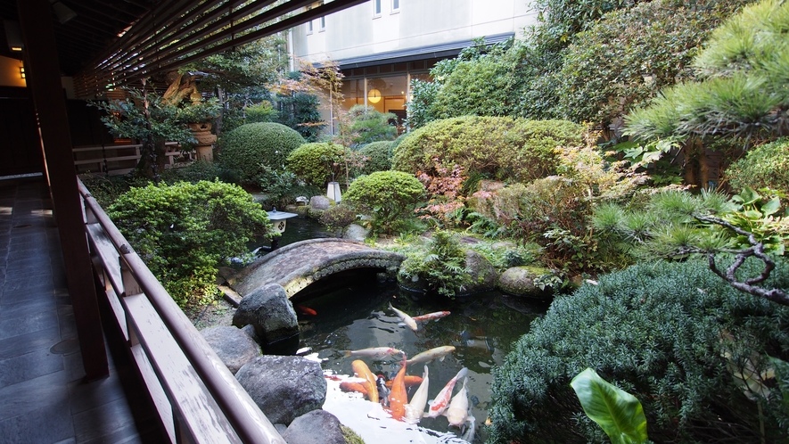 【庭園】渡り廊下からの日本庭園