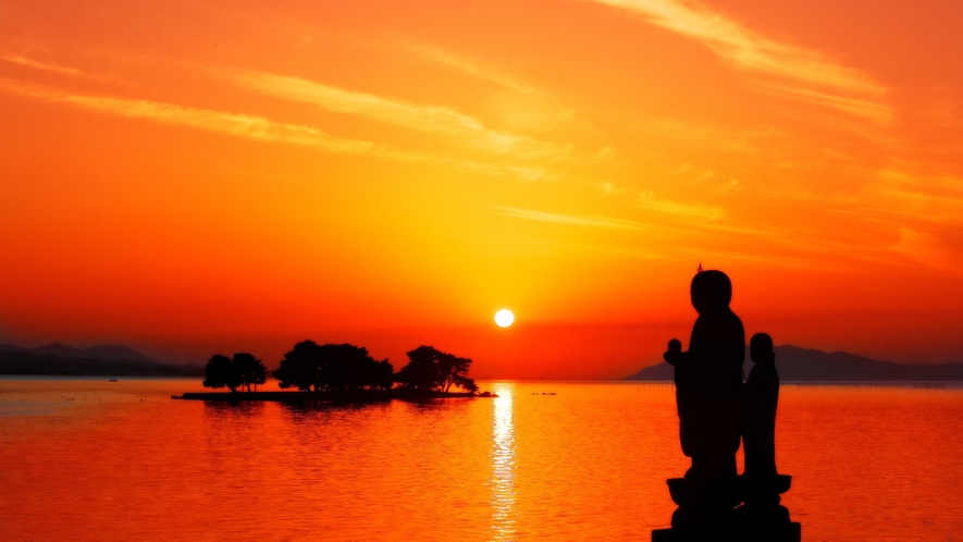【宍道湖の夕日】空気が澄んだ日は、宍道湖は燃えるような夕日が見えます
