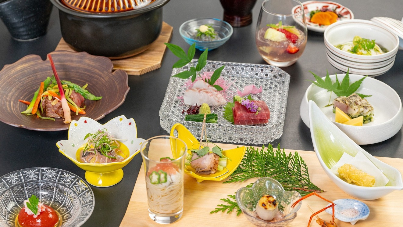 【アワビの刺身】伊豆の新鮮な海の幸を、季節の会席と共に贅沢に堪能（夕朝食付）