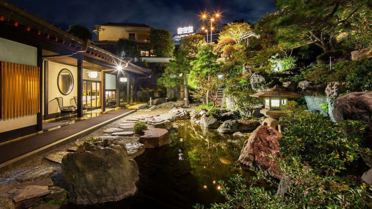 趣異なる夜の日本庭園