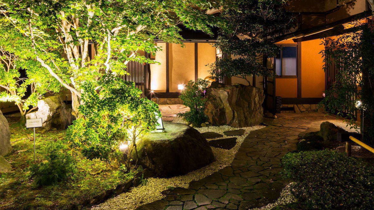 客室は日本庭園を囲む離れの造り