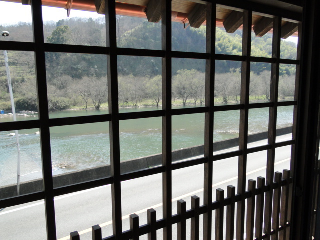 [Main Building] Odagawa is a room with a very nice view outside the room of wild cherry blossoms and autumn leaves.