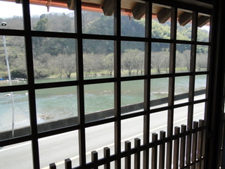 【本館】山桜と紅葉の部屋の外には小田川　とっても眺めのいいお部屋です