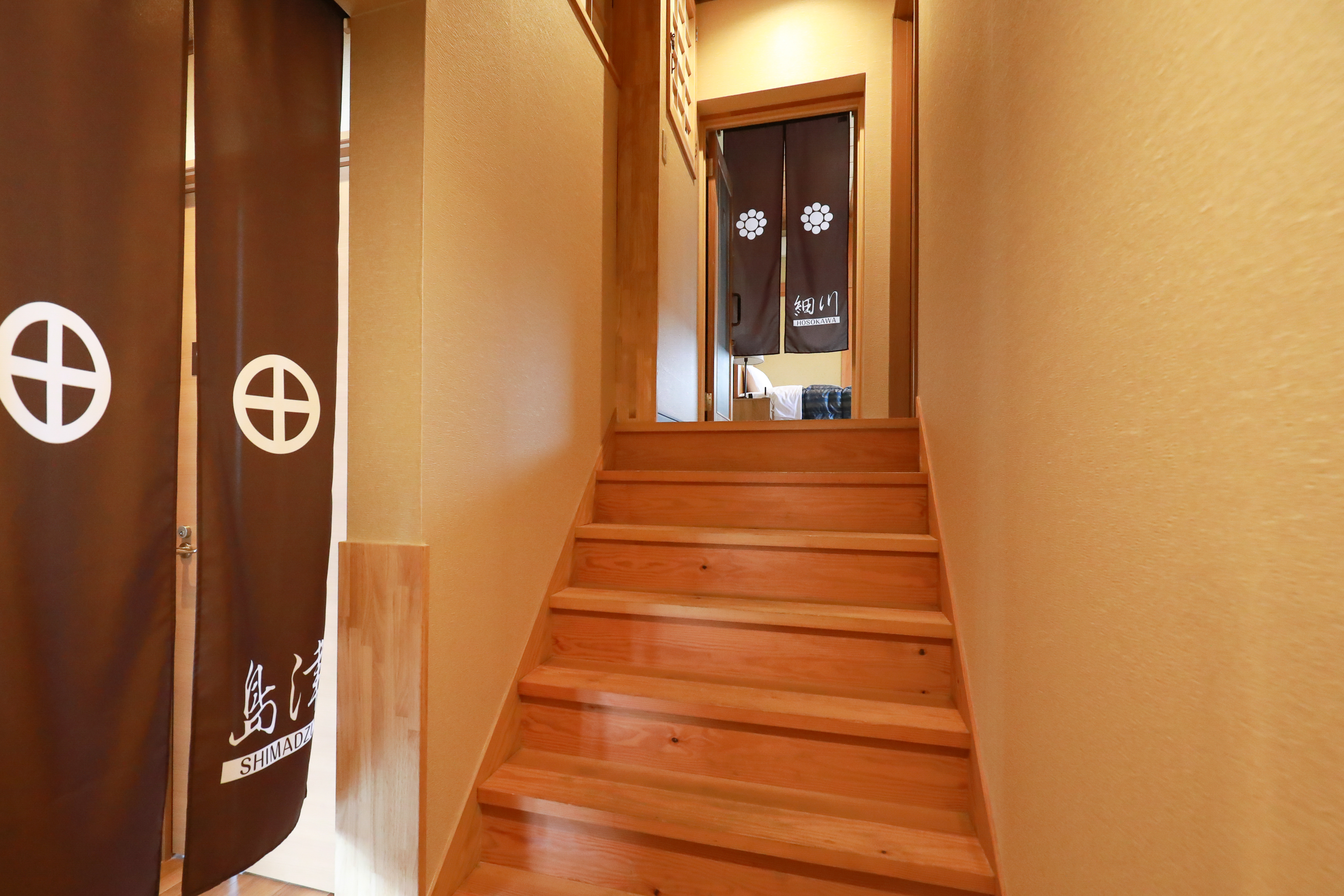 蔵INN家紋の2階　各お部屋へは共用の階段をご利用頂きます。