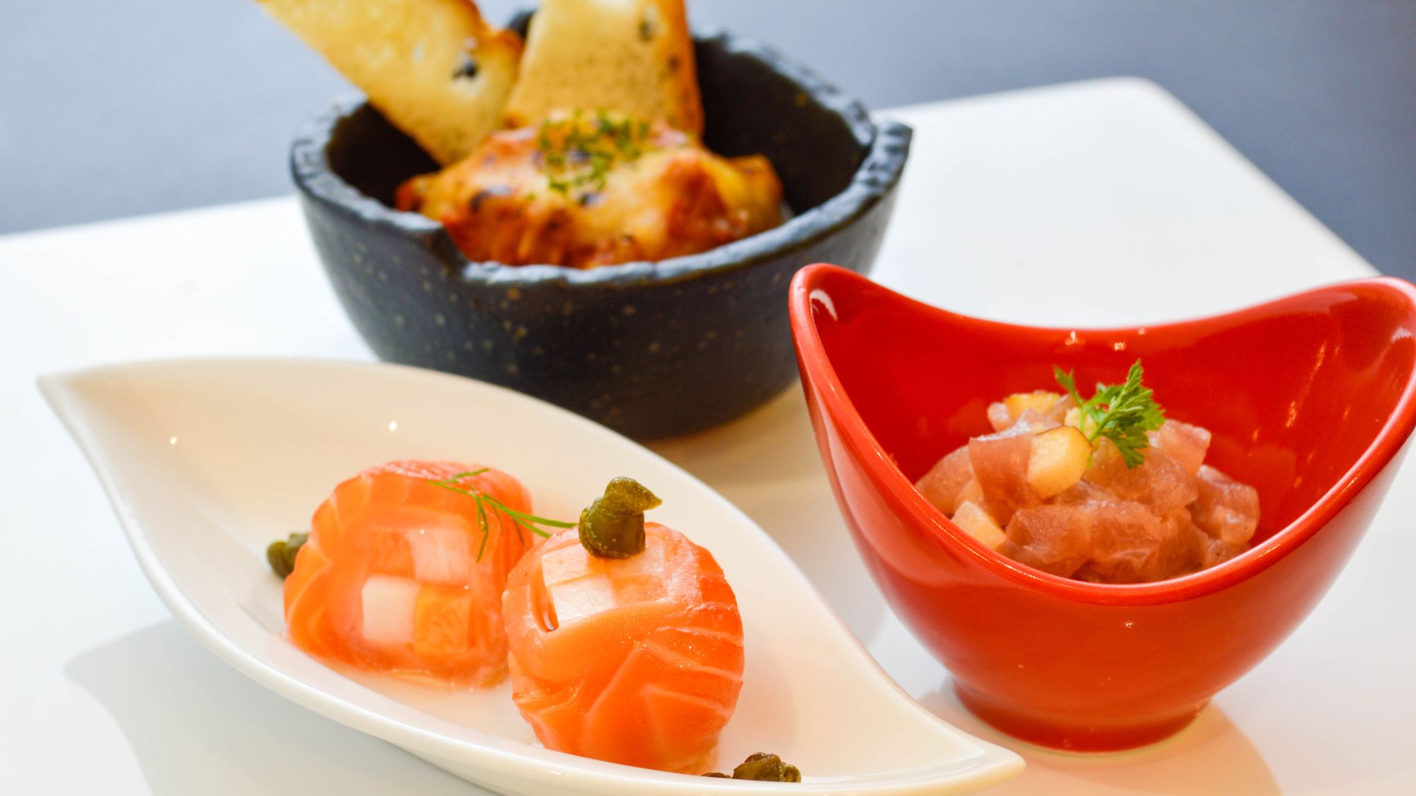 薫_2025秋料理｜サーモン_鮪タルタル_ナスのグラタン