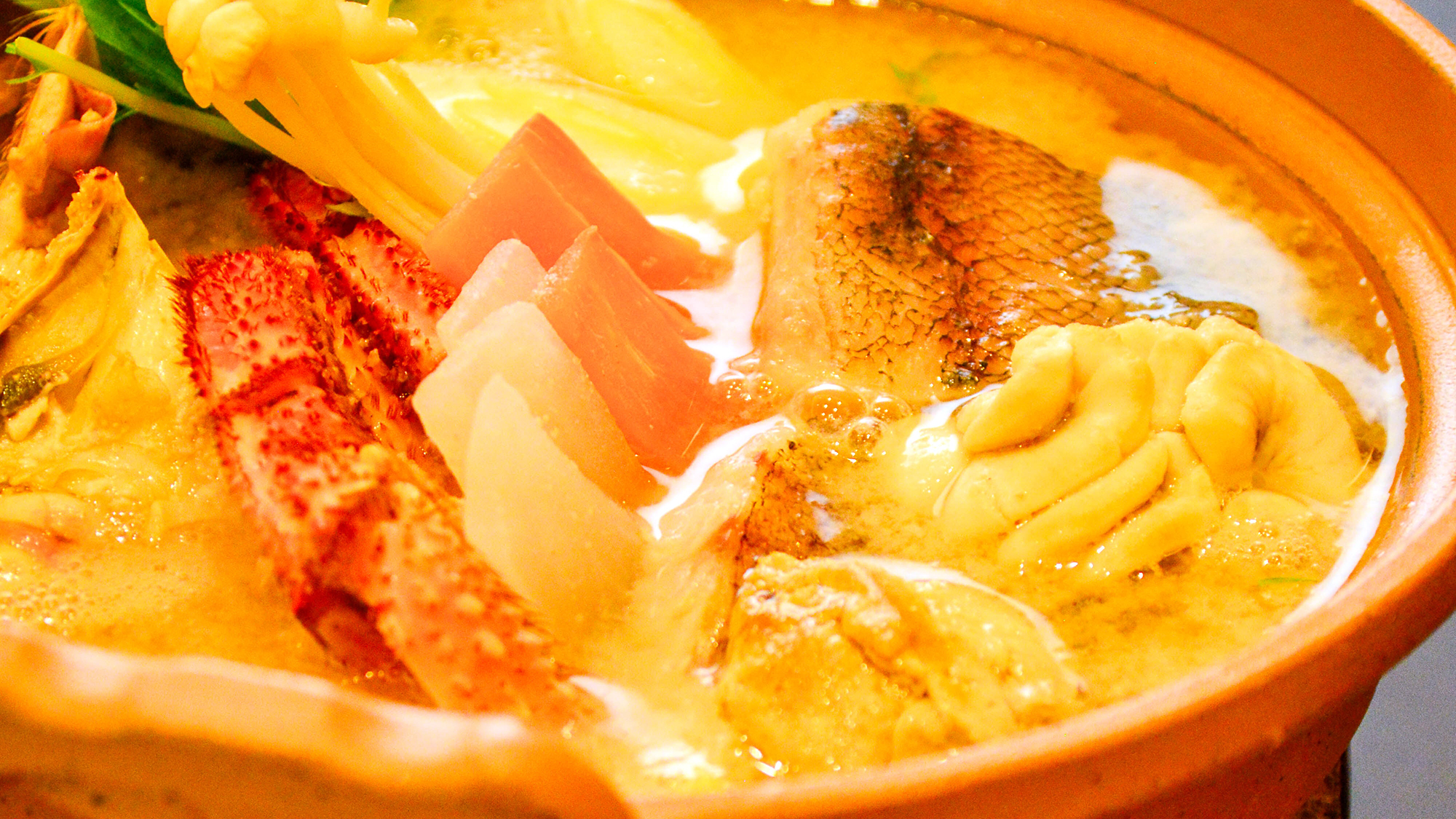 毛蟹入どんこ鍋｜地元水揚げの毛蟹とドンコの冬味噌鍋。冬野菜とともに。（凪・薫_2025冬）