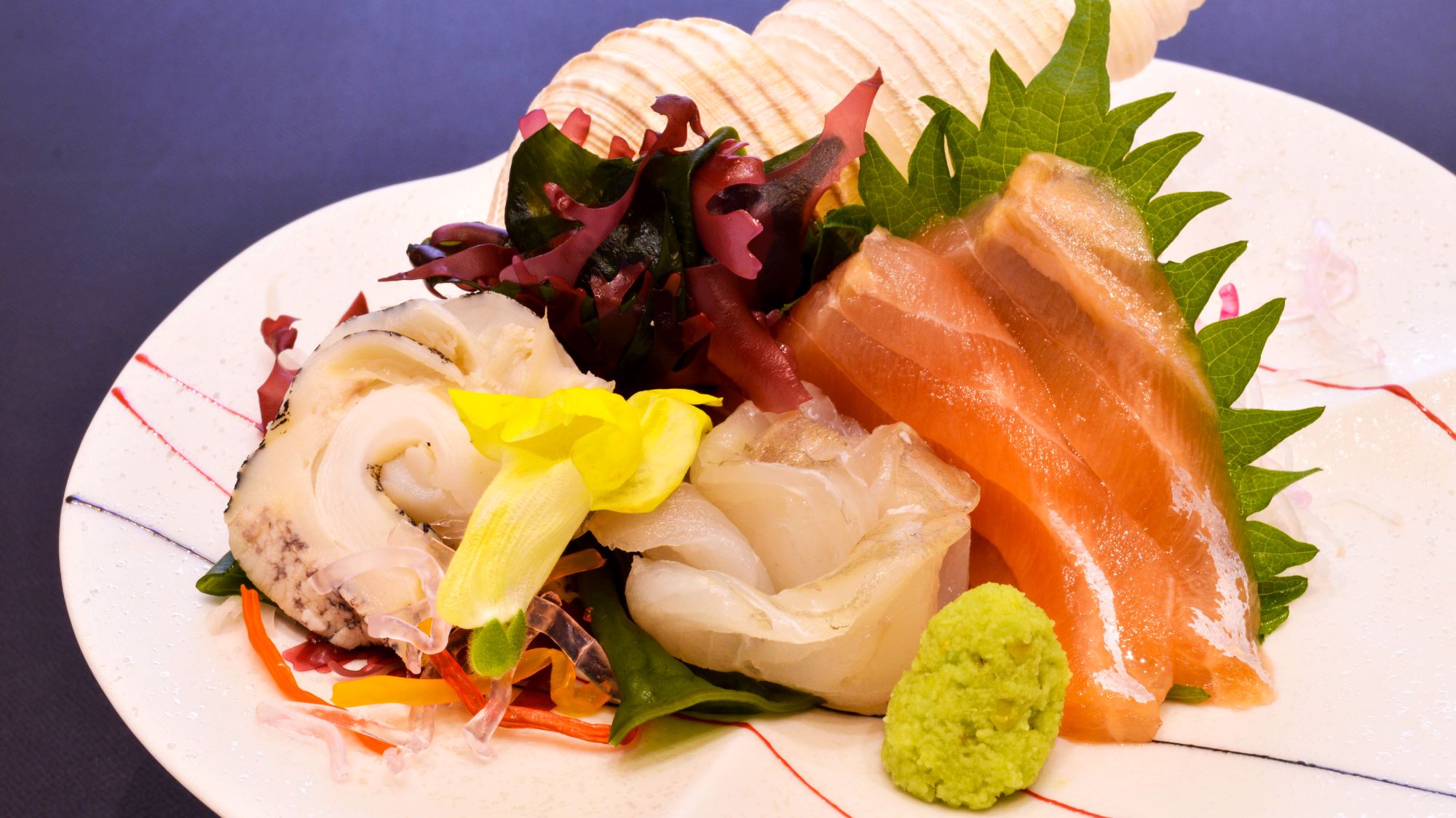 地魚のお造里三点盛〈凪〉｜地元水揚げの「ヒラメ」「つぶ貝」「岩姫サーモン」鮮度が自慢です。