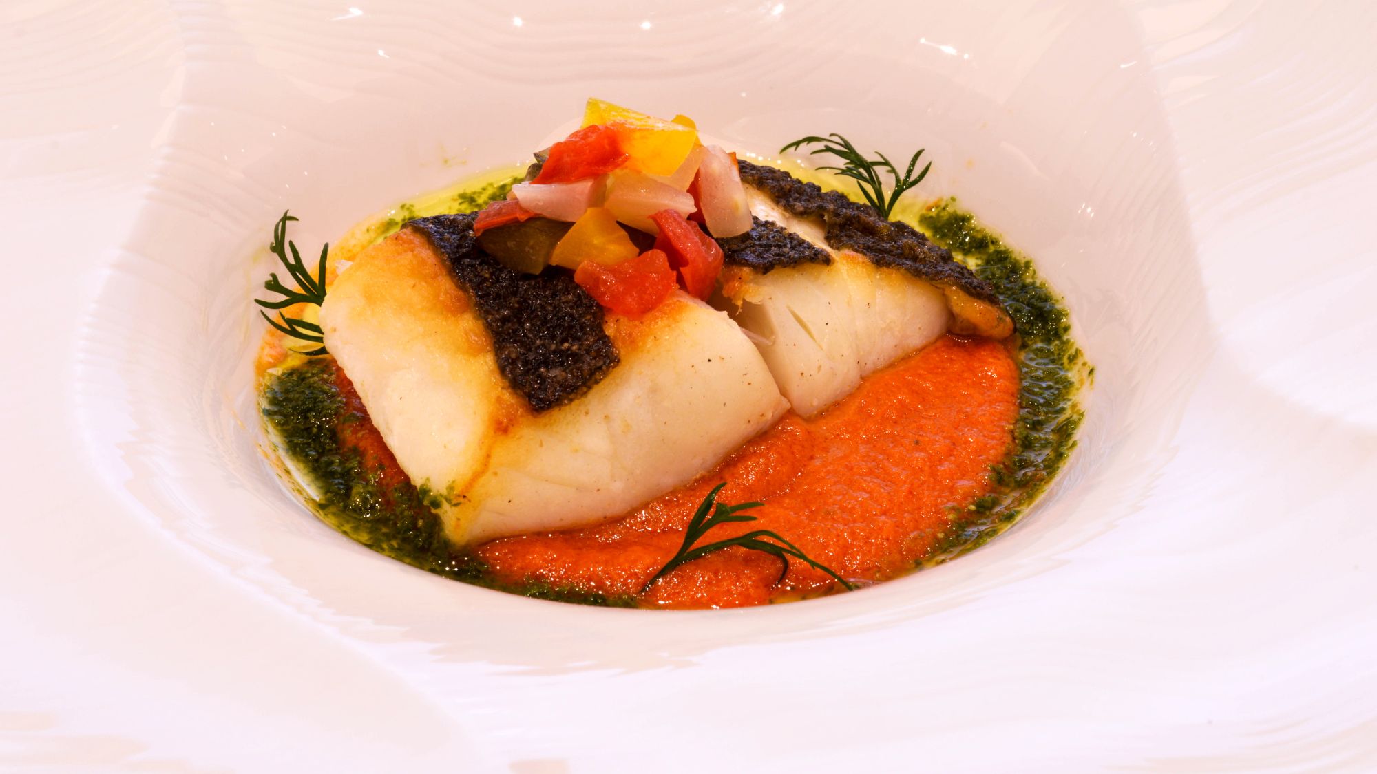 地元水揚げ ヒラメのポシェ〈薫〉｜ガスパチョソースの爽やかな酸味が食欲をそそります。