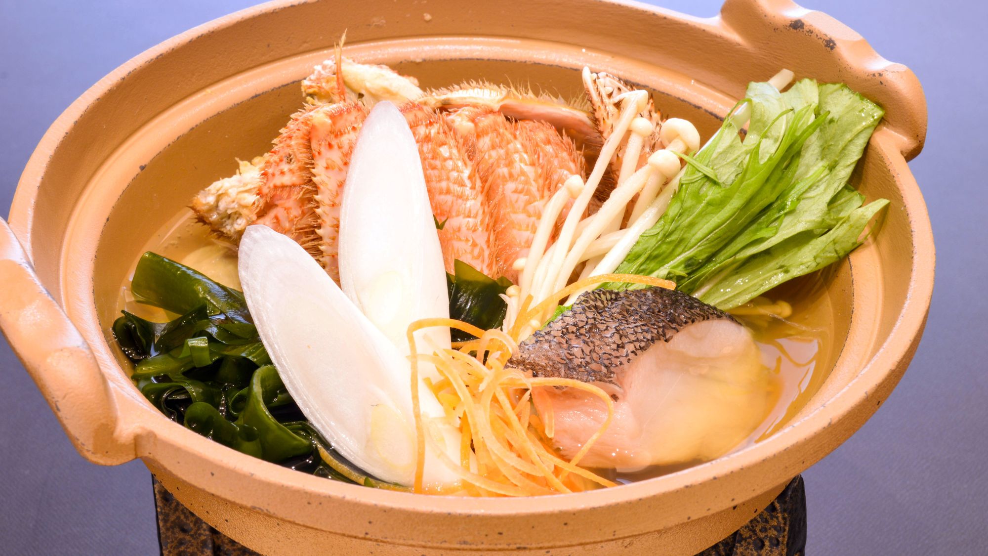 海鮮鍋〈凪〉｜地元水揚げの「毛ガニ」をメインにわかめや旬野菜とともにうま味たっぷり。