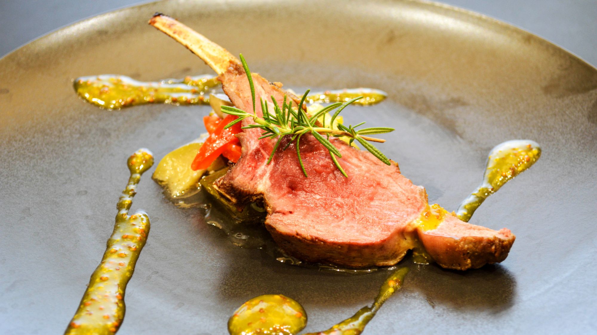 子羊の香草焼き〈薫〉｜マスタードソースとの相性バツグン！夏野菜を添えて。