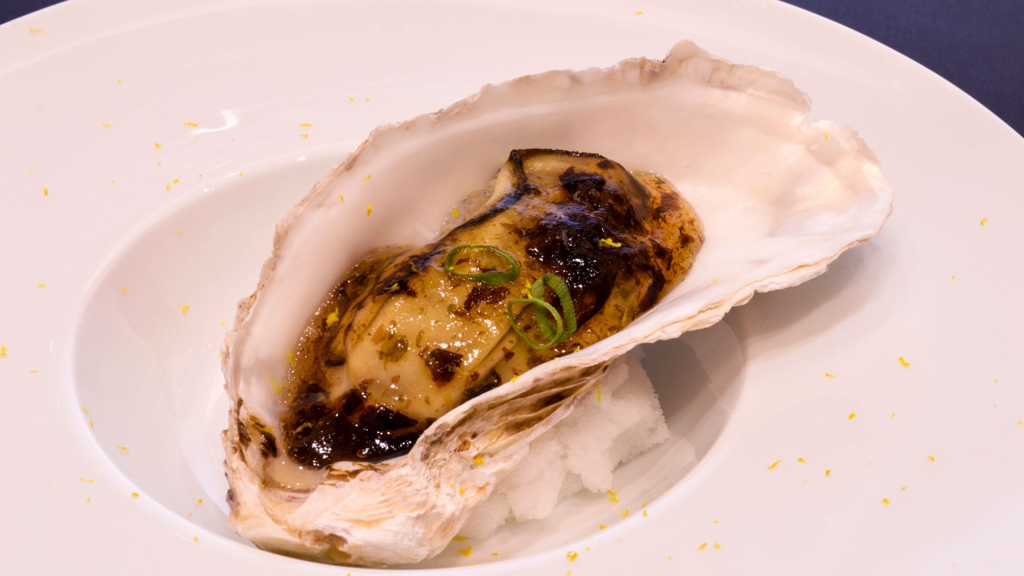 地元水揚げ 岩牡蠣のスチーム〈薫〉｜夏が旬の岩牡蠣を軽くスチーム。海藻のジュレが海を感じます。