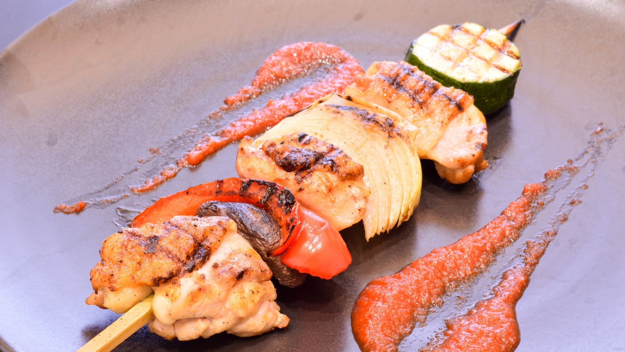 清流鶏ＢＢＱ〈凪〉｜住田町産「清流鶏」はＢＢＱ風に豪快に！夏野菜と相性バツグン！