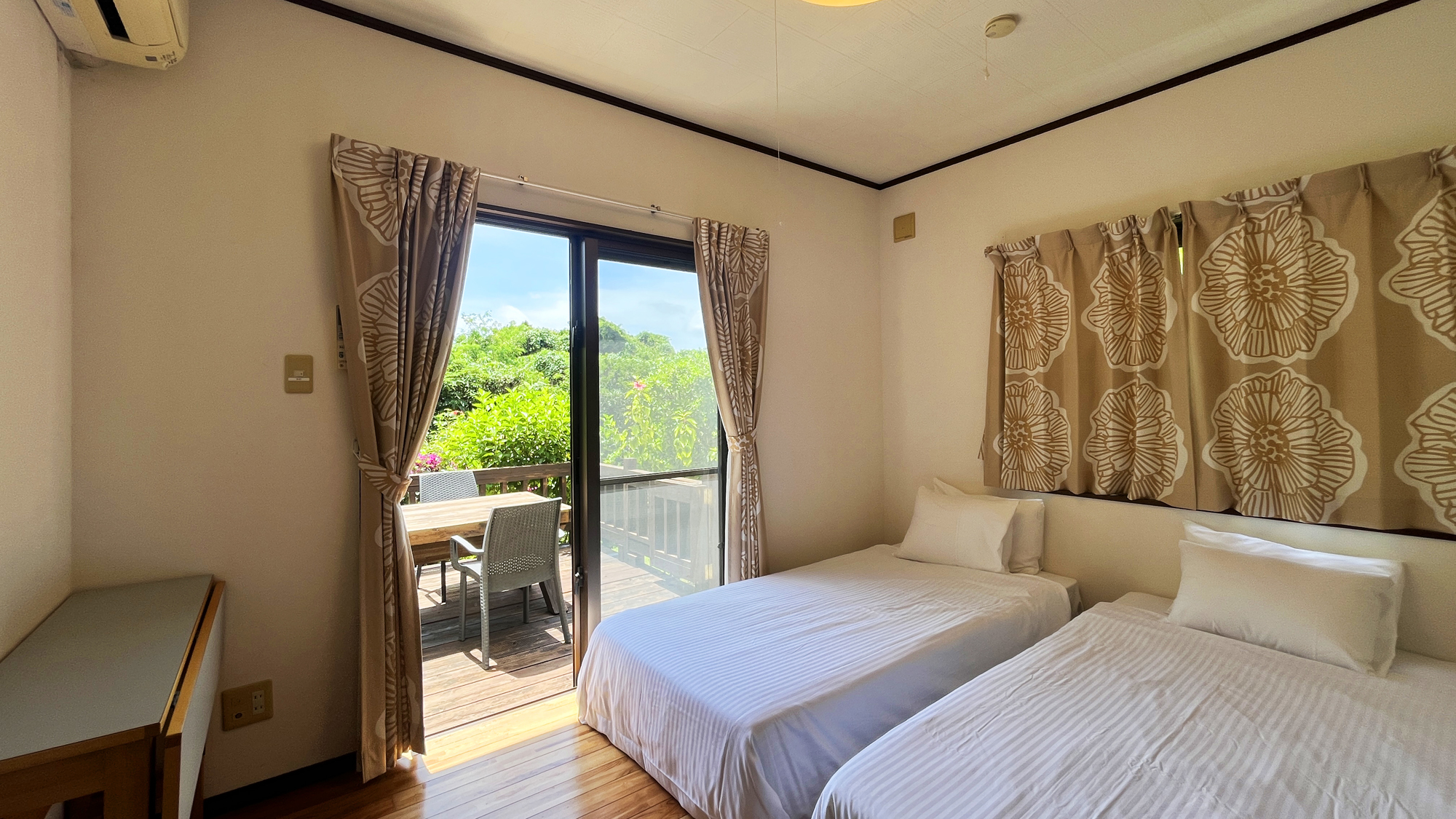 【ベッドルーム】ツインタイプの寝室もウッドデッキに面しており、森林ビューの気持ちの良い眺めです。