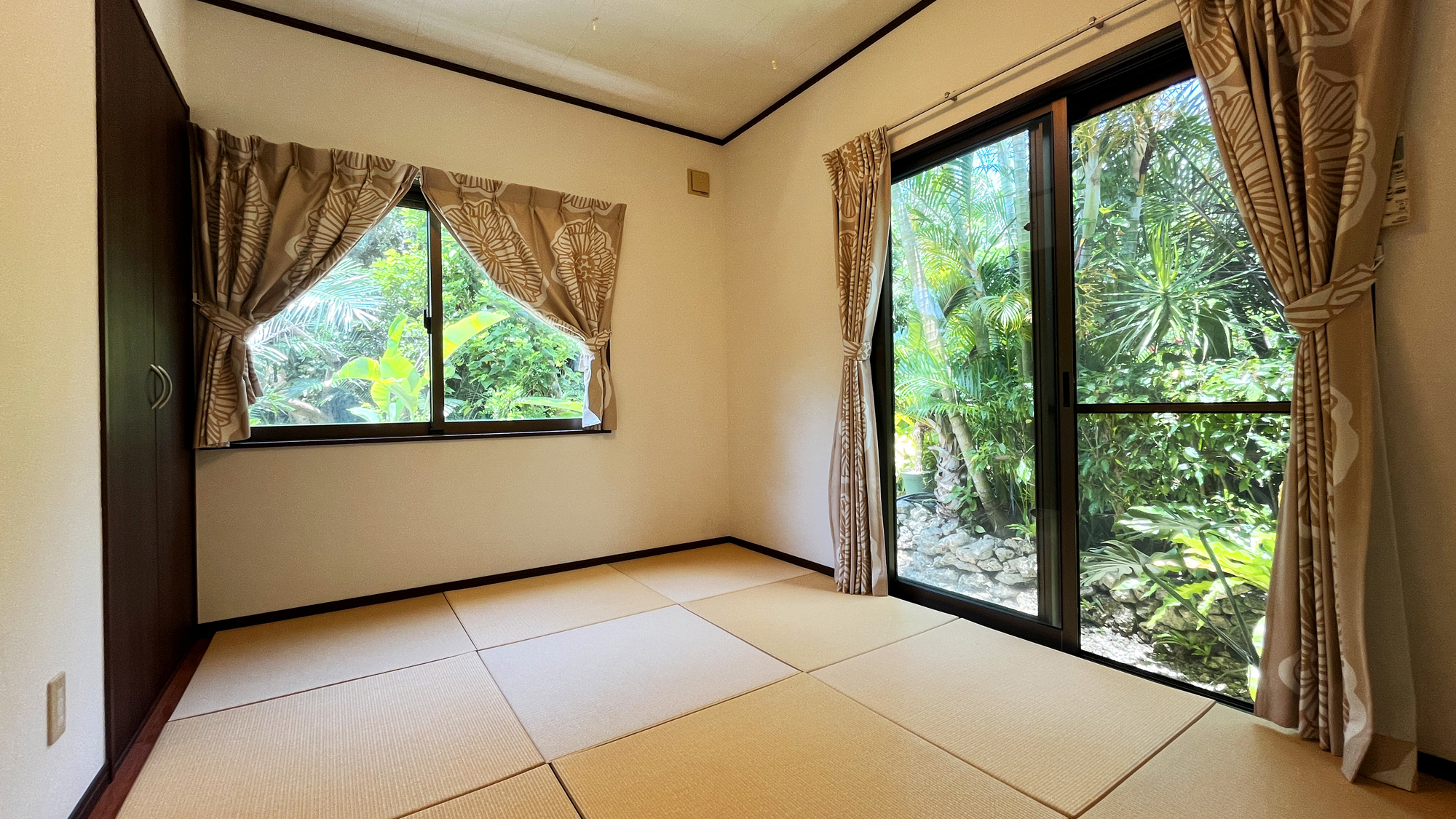 【和室】畳の上にローベッドを置いてお休み頂けます*