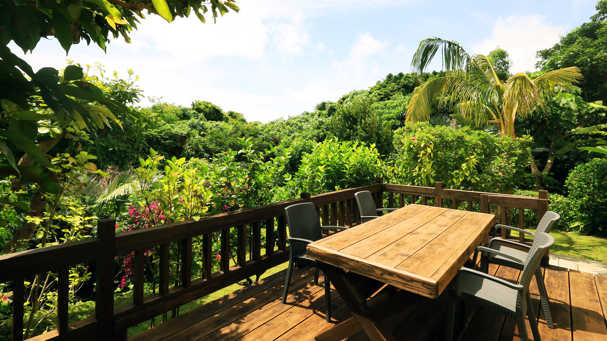 【ウッドデッキ】ベッドルーム側のテラス席は森林に囲まれた景観*