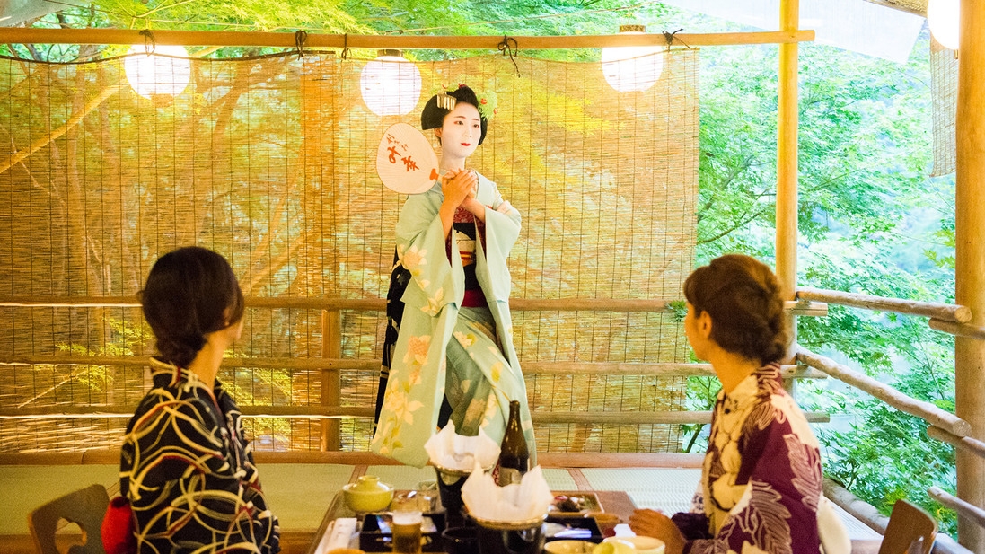 ◆夏季限定◆【川床】高雄「もみぢ家」で楽しむ川床料理（送迎付）〜2食付〜日にち限定で舞妓さんも♪