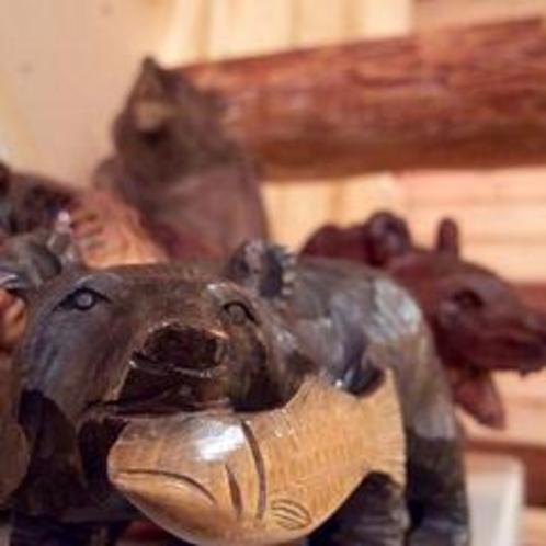 館内のあちこちで顔を出す伝統のクマの木彫り