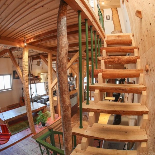 北海道産の木材をふんだんに使用した内装は暖かく落ち着く雰囲気
