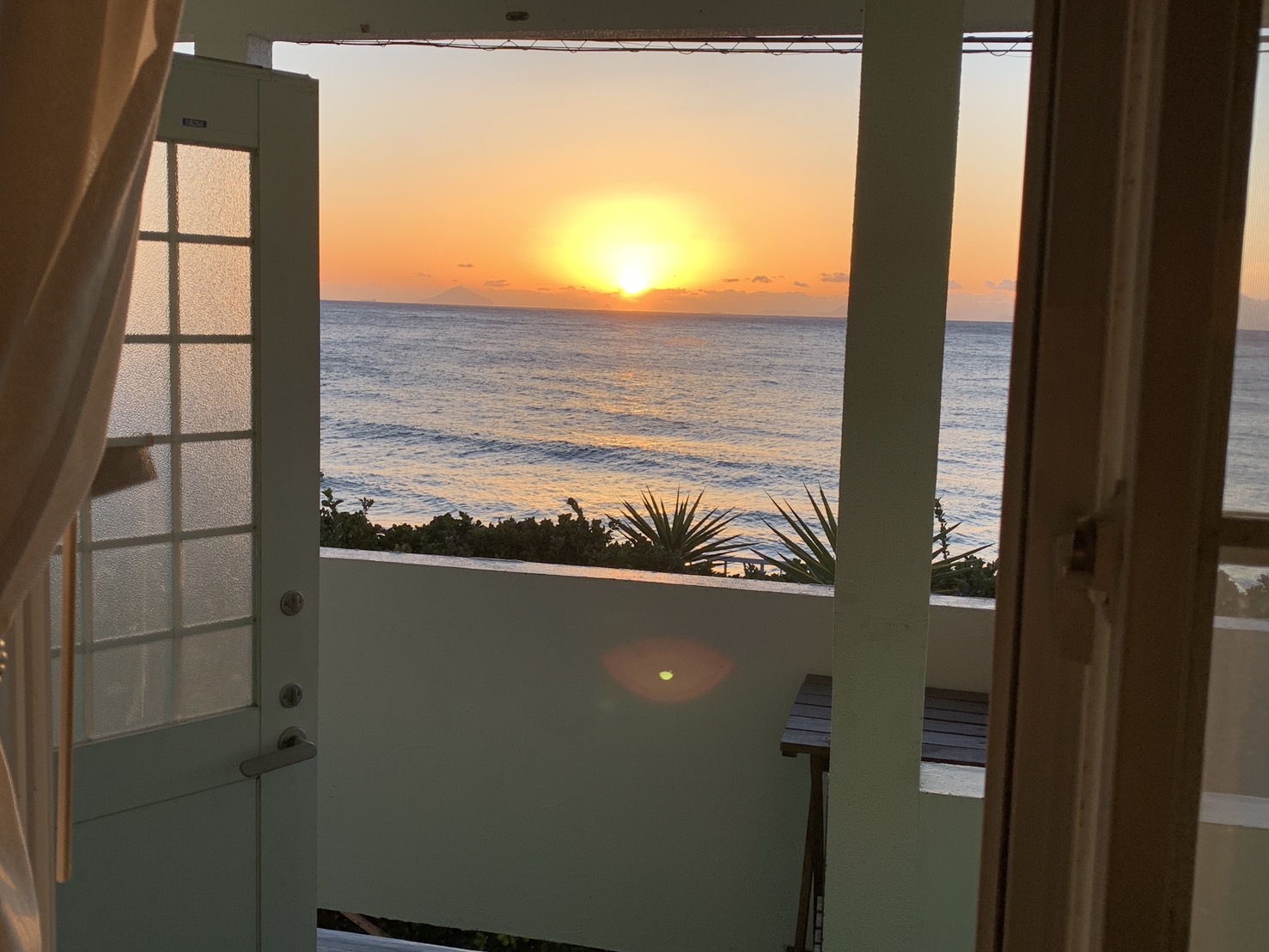 お部屋の前の朝日