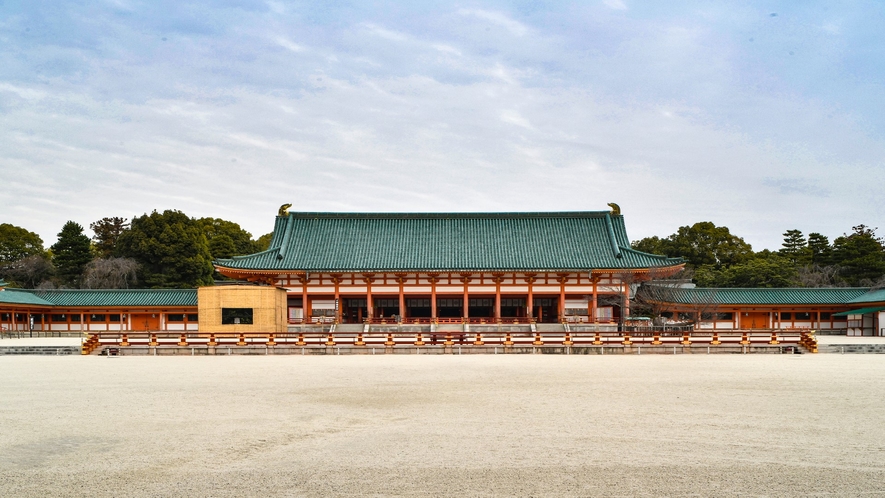 【平安神宮】京都市バス5系統、100系統、110系統「岡崎公園 美術館・平安神宮前」下車 徒歩5分