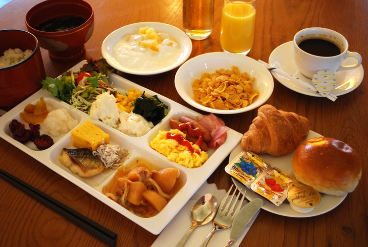 和洋バイキング形式の朝食