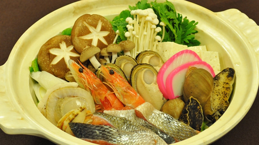 【ご夕食一例：浜鍋】三陸の魚介類を使った冬の定番、浜鍋。体の芯から温まります。