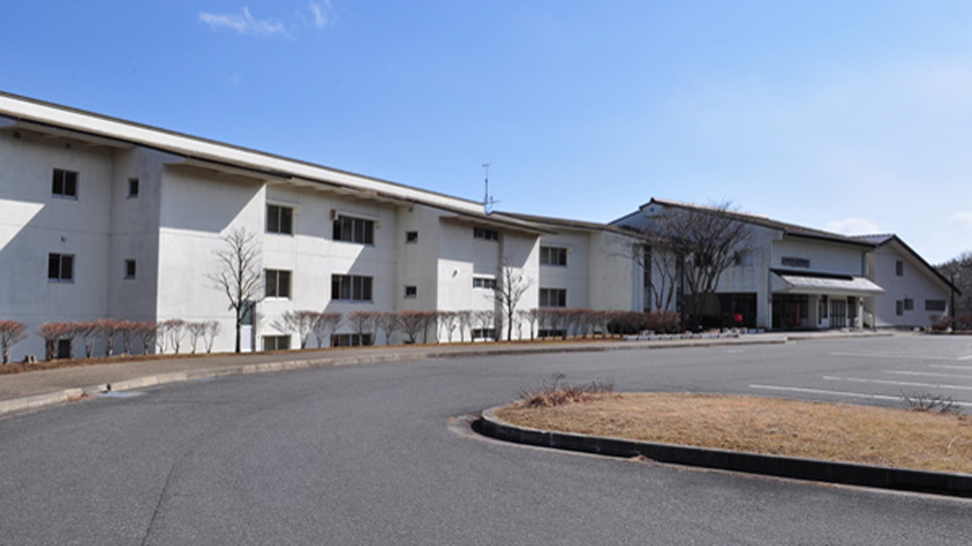 【外観】大型車も駐車いただける広々とした駐車場もございます。